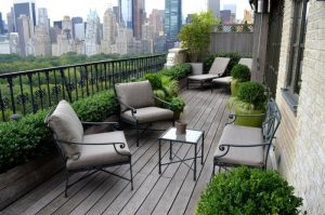 petit-jardin-terrasse-meubles-fer-forge-garde-corps